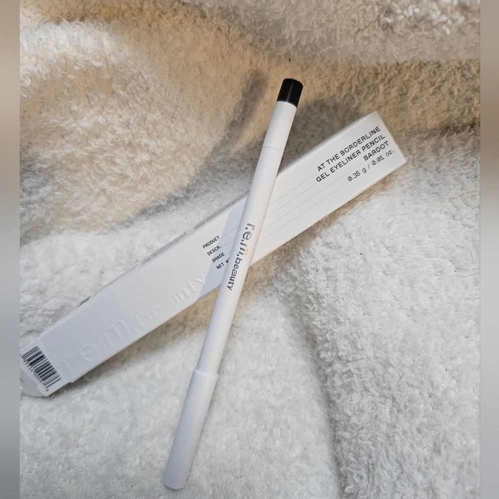 r.e.m. beauty At The Borderline Gel Eyeliner Pencil in the shade "Bardot."
